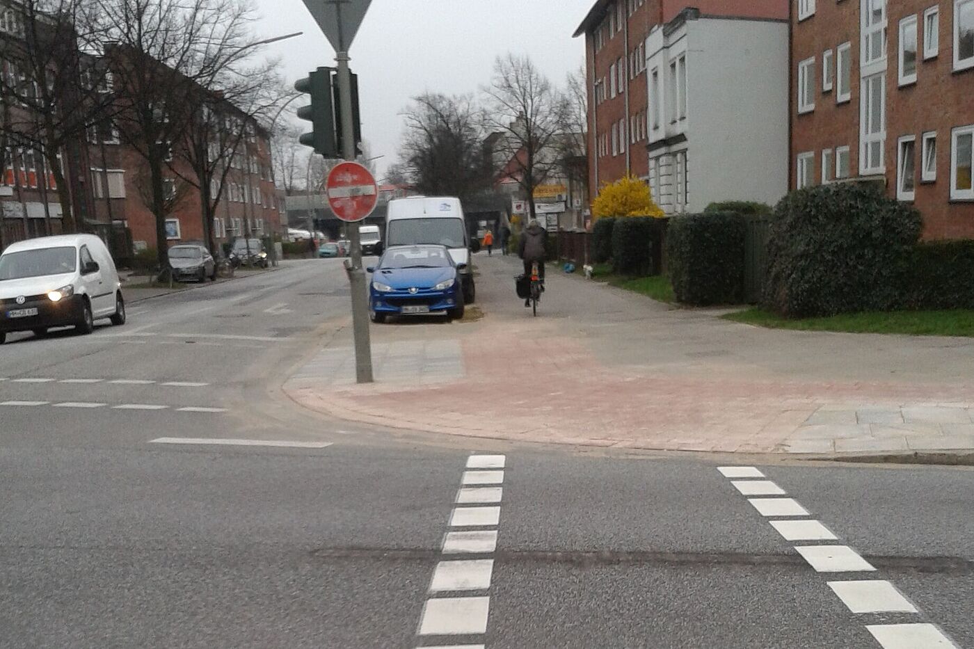 Furt führt auf einen Radweg, daneben das Schild "Durchfahrt verboten" für die Fahrbahn