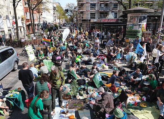 Menschen picknicken auf der gesperrten Straße