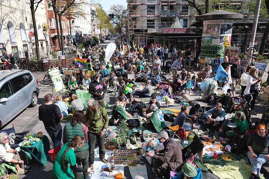 Breakfast_in_green_BUND_2023 Menschen picknicken auf der gesperrten Straße