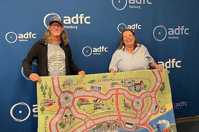 Kita Kinderschlupf freut sich über den Gewinn des Spielteppichs, gestiftet von Spielwende. Kita Kinderschlupf freut sich über den Gewinn des Spielteppichs, gestiftet von Spielwende.