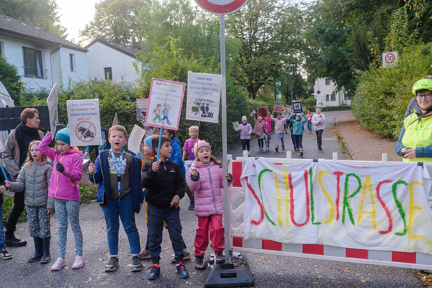 Schulstraßenademo, Grundschule Wesperloh, Hamburg Schulstraßenademo, Grundschule Wesperloh, Hamburg