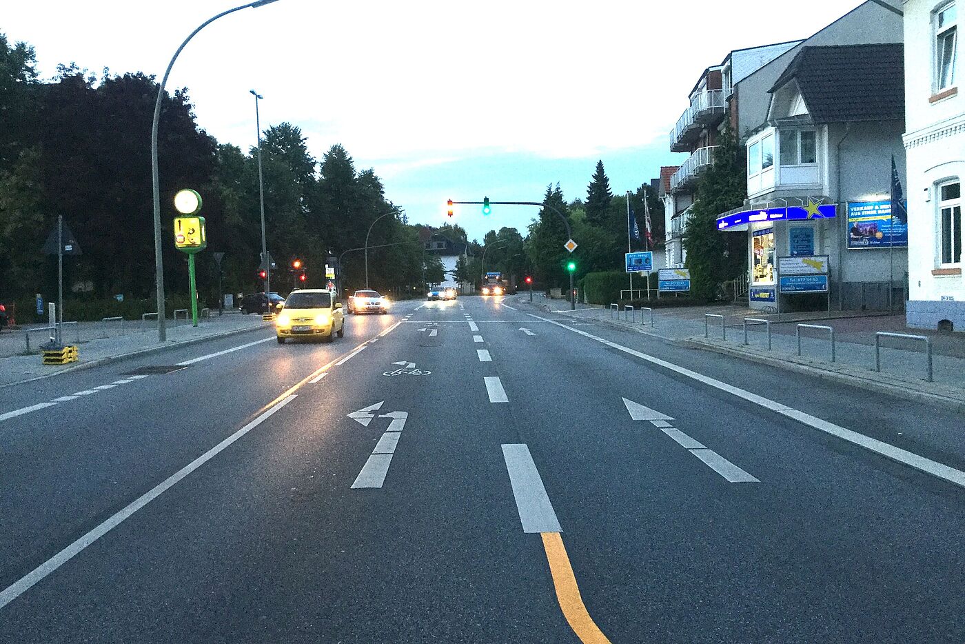 Rahlstedter Straße: Fahrradpiktogramme in der Linksabbiegespur verdeutlichen die Erlaubnis direkt nach links abzubiegen. Zusätzlich gibt es im Knoten Aufstelltaschen für jene, die indirekt nach links abbiegen möchten. (markiert 2018) 