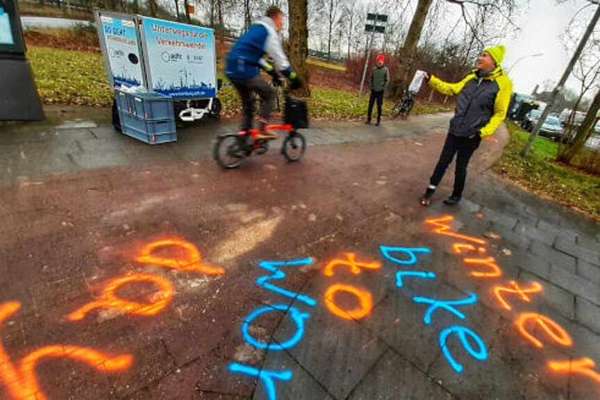 Winter Bike to Work Day Fahrraddankstelle mit Grafiken auf dem Boden