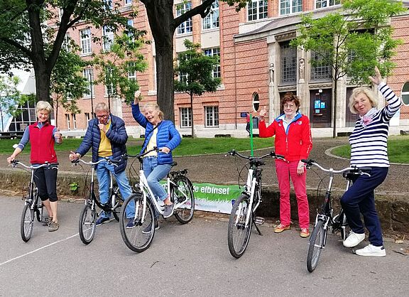 Teilnehmende Senior*innen beim Wiederaufsteigerkurs winken und lächeln