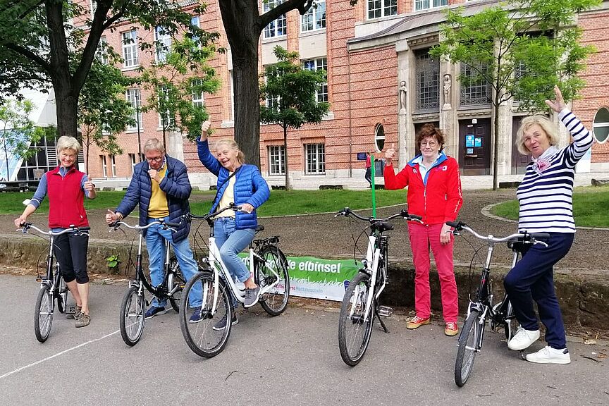 Wiederaufsteiger_Kurs_Elbinselpark Teilnehmende Senior*innen beim Wiederaufsteigerkurs winken und lächeln