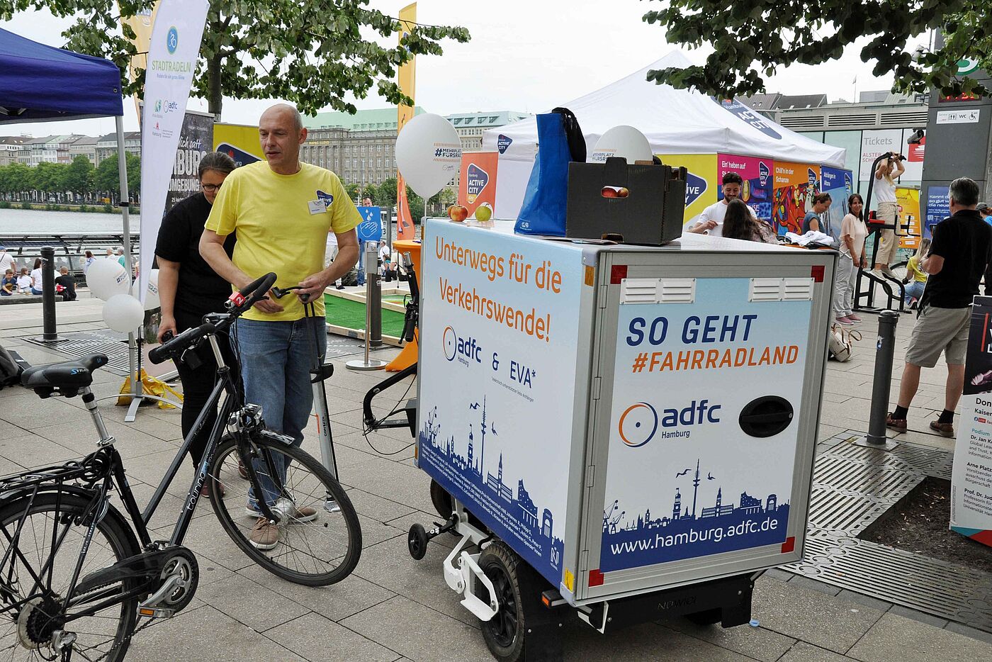 Der Fahrradanhänger (EVA) ganz vorne im Bild
