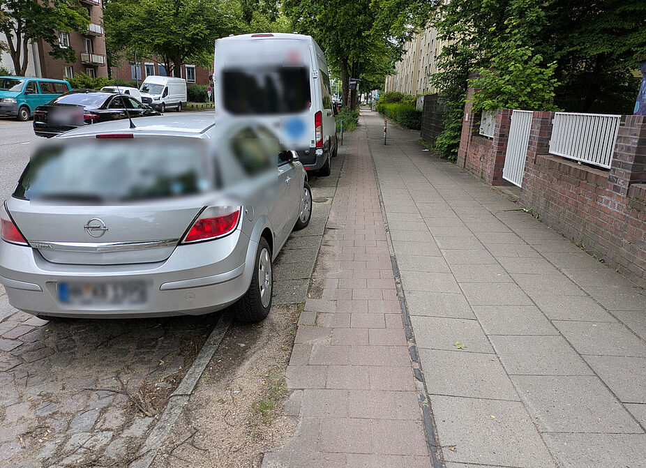 Habichstrasse_09.06.2025 Radweg mit 75 cm breite. Um Rückspiegel auf der Fahrerseite zu schützen werden Fahrzeuge aufgesetzt geparkt. Dadurch entfällt die Schutzzone für den Radverkehr.