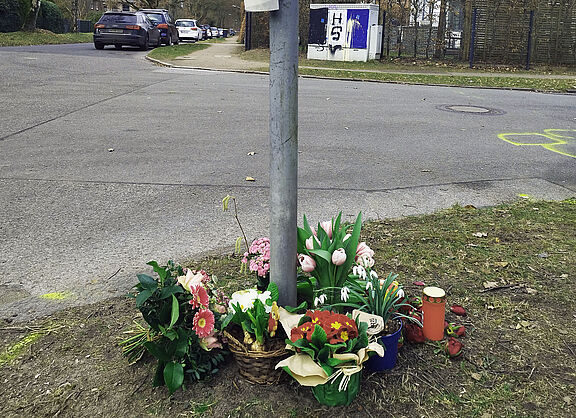 Blumen am Unfallort nach tötlichem Unfall in Volksdorf