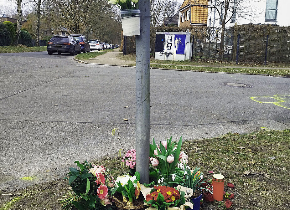 ADFC_Hamburg_Mahnwache_Volksdorf Blumen am Unfallort nach tötlichem Unfall in Volksdorf