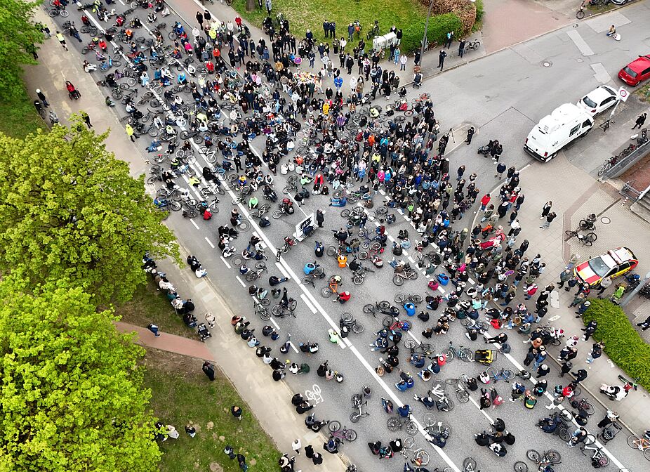 IMG-20260419-WA0030 Drohnenbild eines Die-In an der Unfallstelle Winsener Straße
