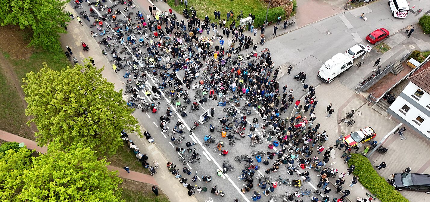 IMG-20260419-WA0030 Drohnenbild eines Die-In an der Unfallstelle Winsener Straße