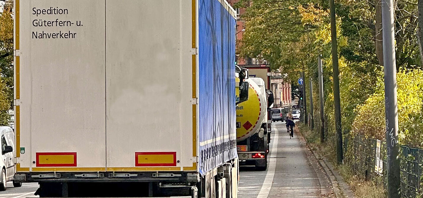 Radstreifen An der Verbindungsbahn Der viel zu schmale und nicht gegen den Lkw- und Autoverkehr geschützte Radfahrstreifen an der Verbindungsbahn
