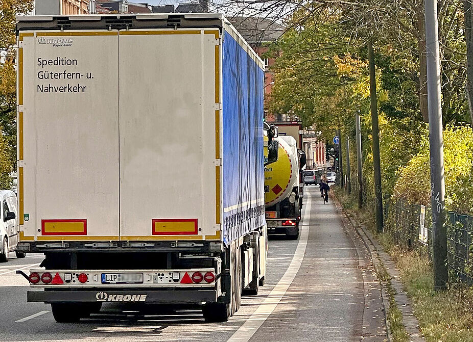 Radstreifen An der Verbindungsbahn Der viel zu schmale und nicht gegen den Lkw- und Autoverkehr geschützte Radfahrstreifen an der Verbindungsbahn