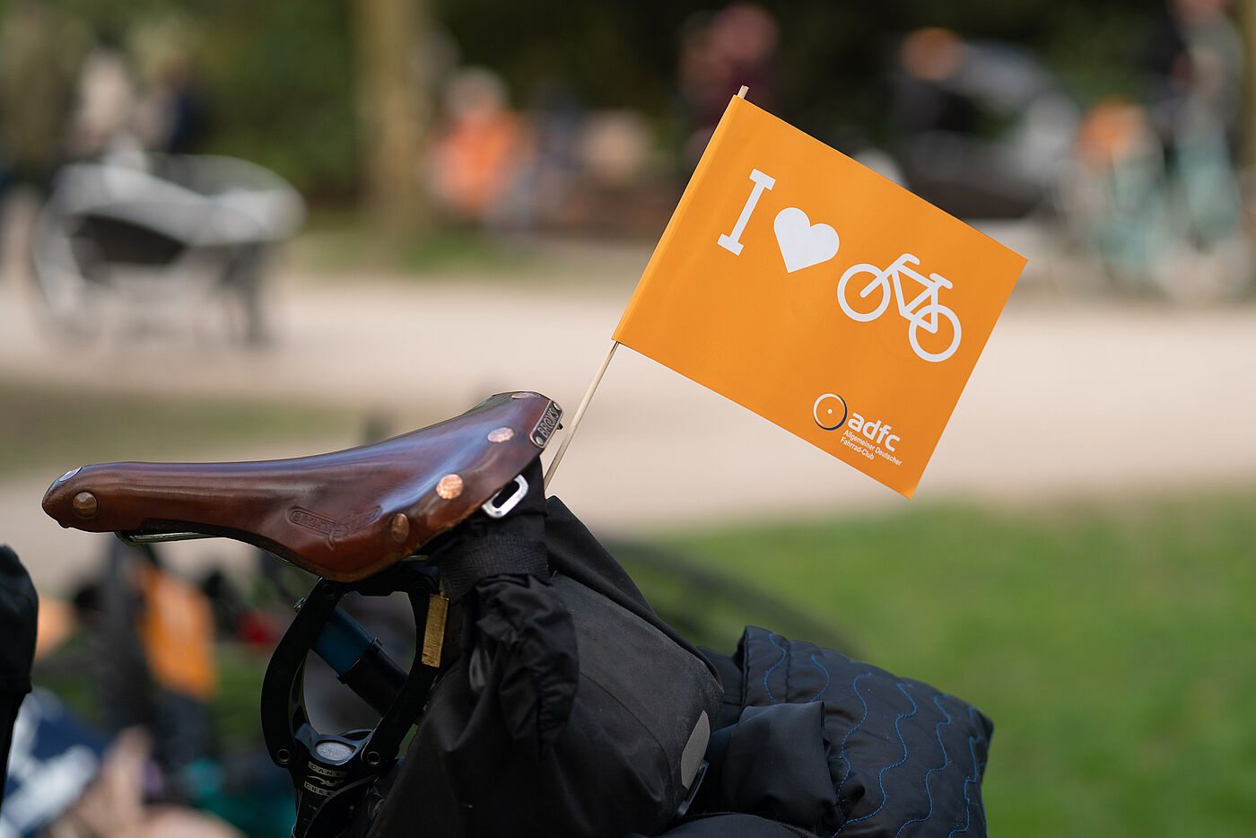 Eine I love Fahrrad-Fahne am Fahrrad