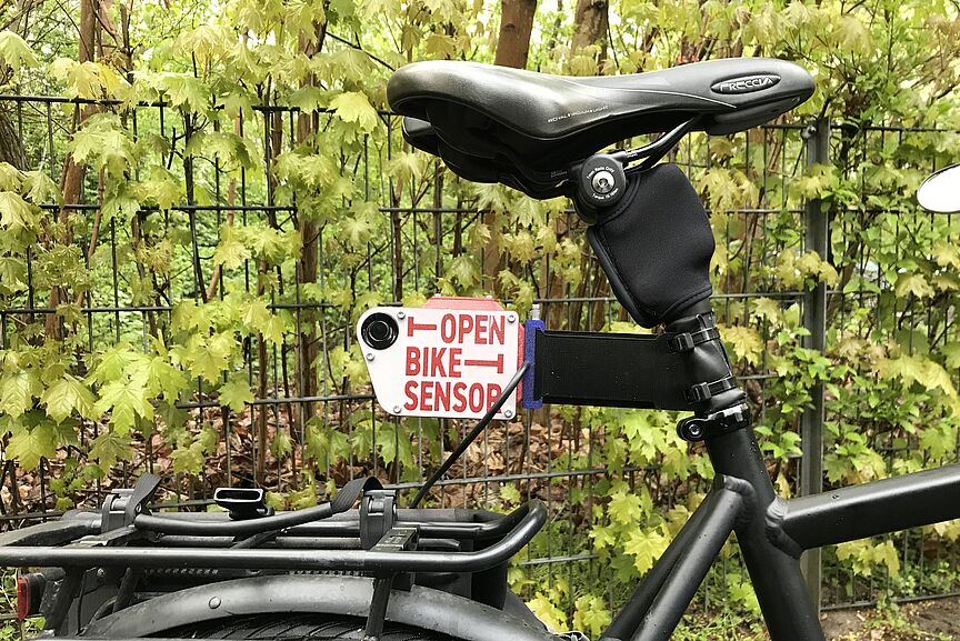 OpenBikeSensor Ausschnitt eines Fahrrades mit einem installierten Open Bike Sensor an der Sattelstütze