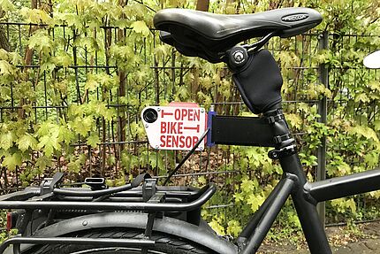 Ausschnitt eines Fahrrades mit einem installierten Open Bike Sensor an der Sattelstütze