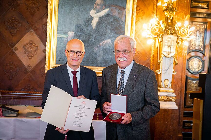 Ehrung Uwe Jancke mit dem Ersten Bürgermeister Peter Tschentscher