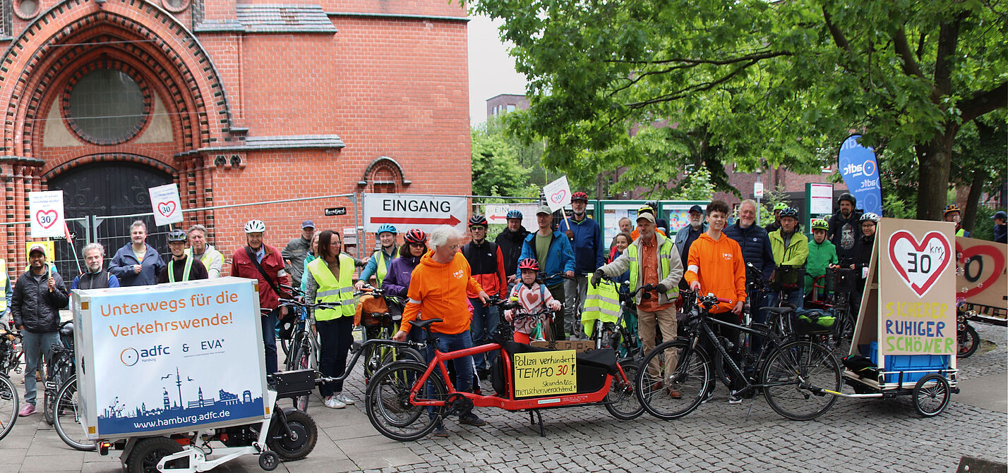 Tempo 30 Demo 2025 in Heimfeld Demoteilnehmer*innen haben sich vor der Kirche in Hamburger Stadtteil Heimfeld versammelt