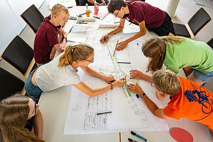 Jugendliche bei der Bearbeitung einer Straßenplanung