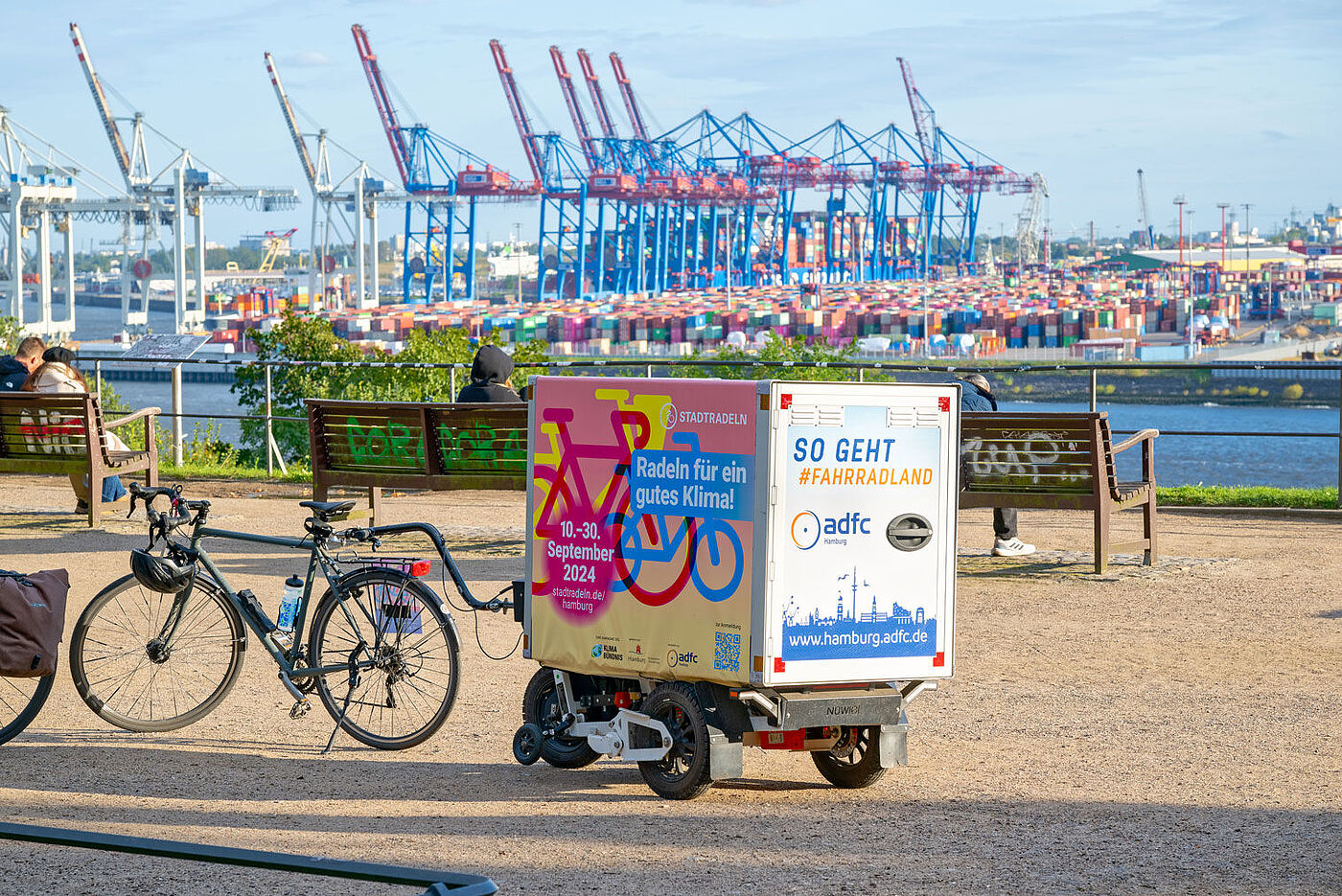 Veloanhänger vor Hafenpanorama