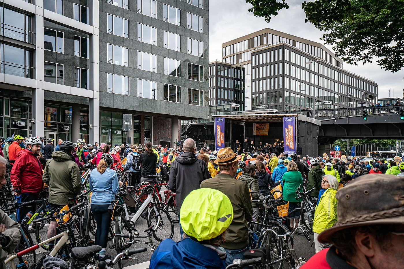 Gruppe von Radfahrenden vor eine Bühne