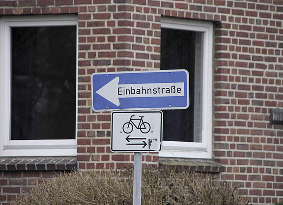 Verkehrszeichen Einbahnstraße/Radverkehr in beide Richtungen