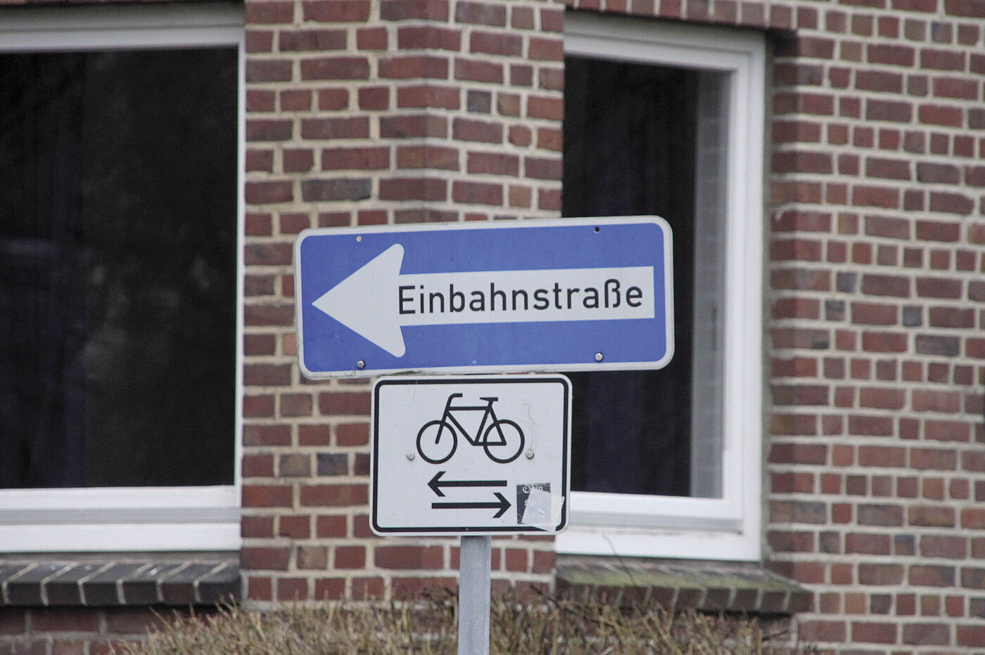 Verkehrszeichen Einbahnstraße/Radverkehr in beide Richtungen