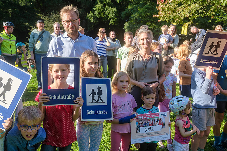 2024-09-22_Kidical_Mass__c__Kay_Brockmann Teilnehmende der Kidical Mass mit Senator Kerstan