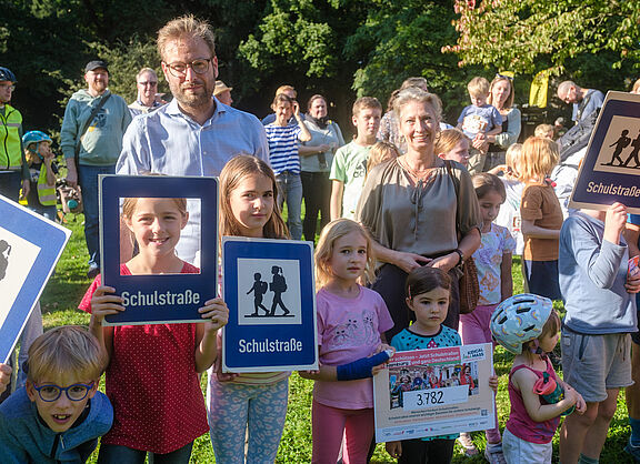 Teilnehmende der Kidical Mass mit Senator Kerstan