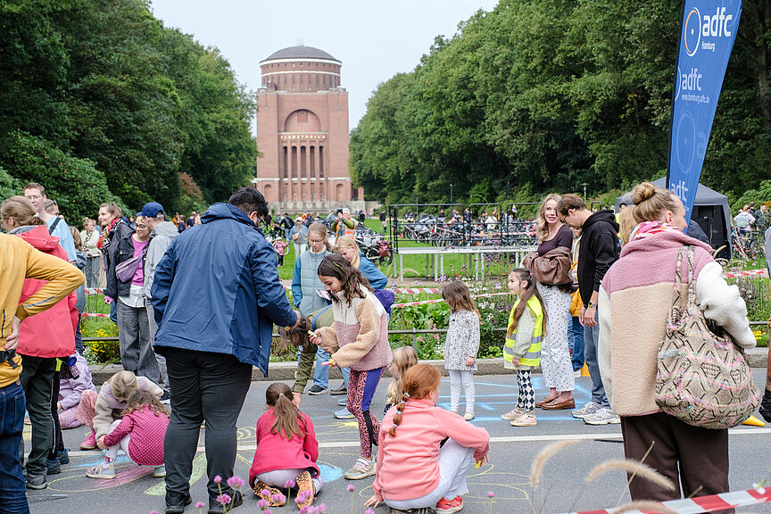 Sichere Schulwege Jetzt - Abschlussveranstaltung Kinder bei einer Demo und Fahrrad-Aktion im Hamburger Stadtpark