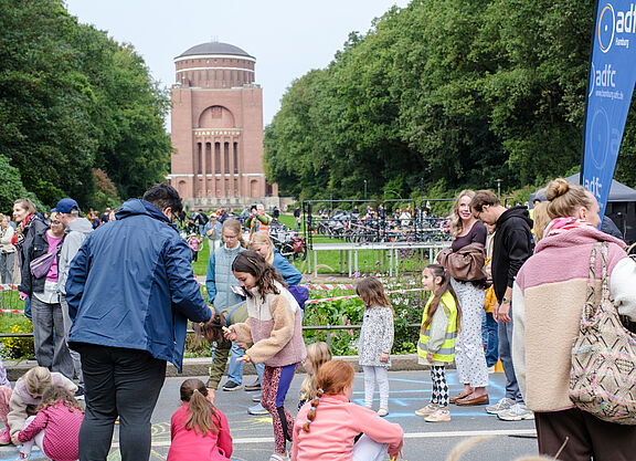 Kinder bei einer Demo und Fahrrad-Aktion im Hamburger Stadtpark