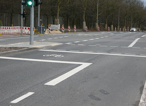 Ein aufgeweiteter Radaufstellstreifen vor einem Fahrstreifen