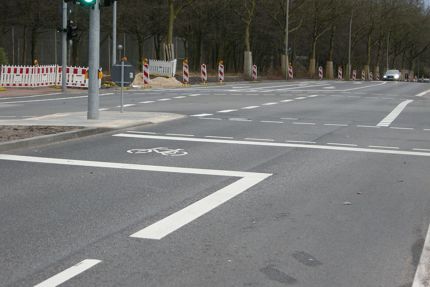 Ein aufgeweiteter Radaufstellstreifen vor einem Fahrstreifen