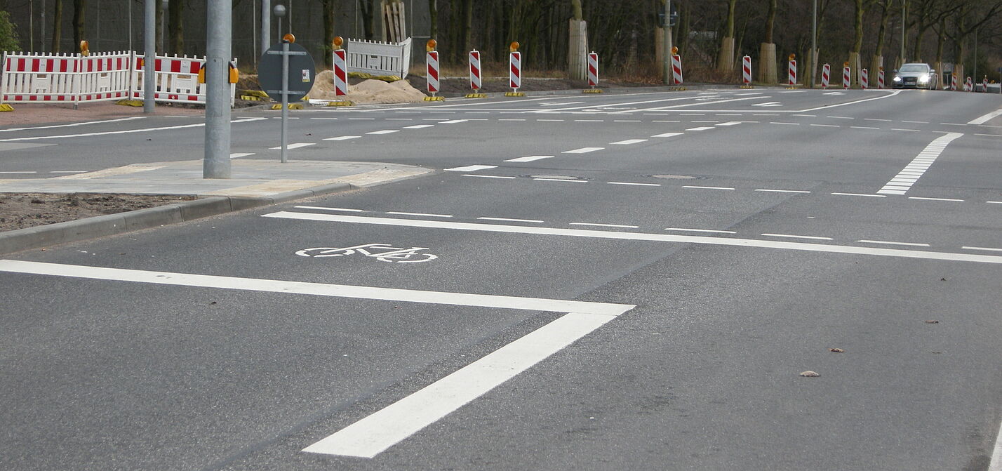 Ein aufgeweiteter Radaufstellstreifen vor einem Fahrstreifen