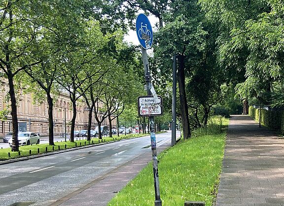 Ein Fahrradweg in einem schlechtem Zustand