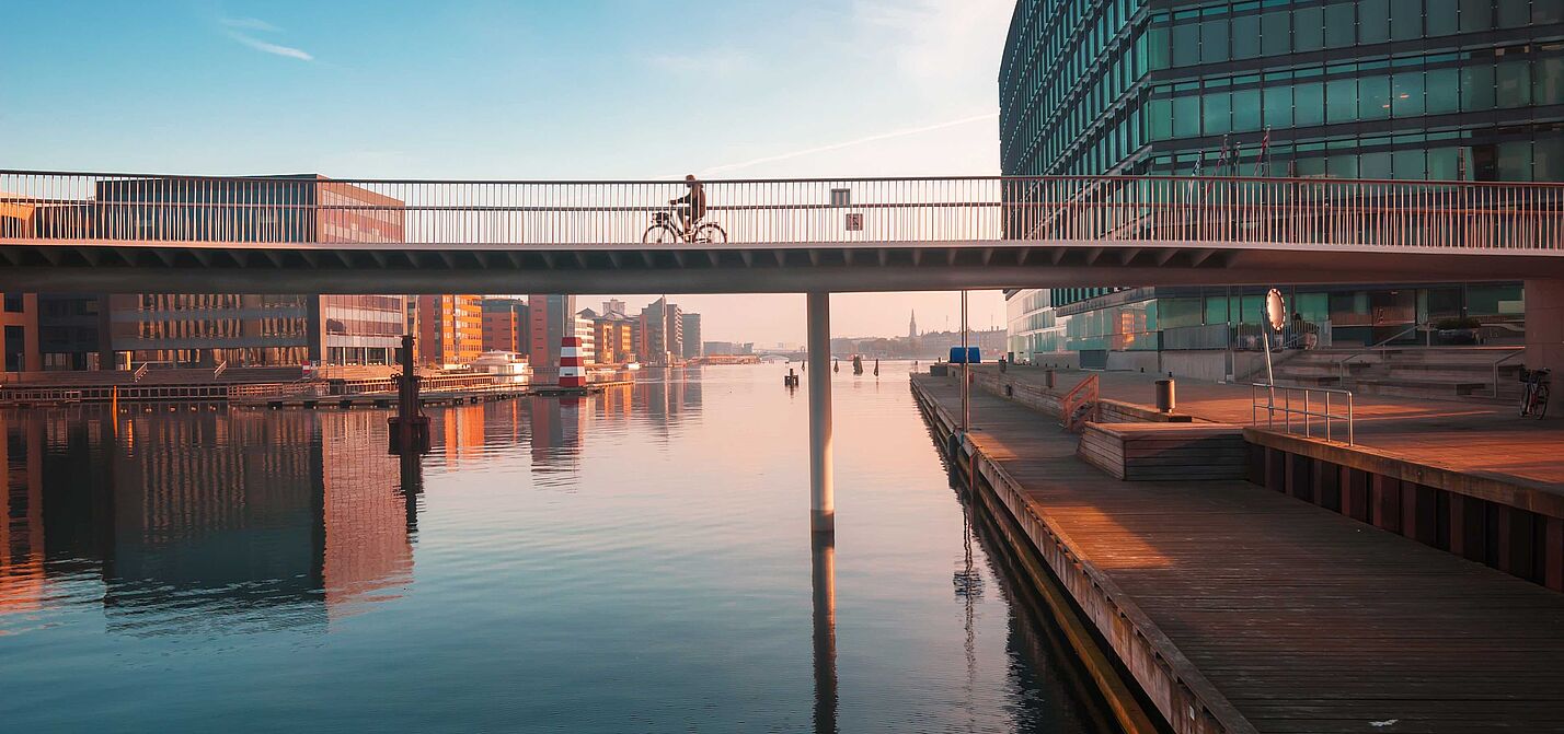 Brücke mit einer Fahrradfahrerin 