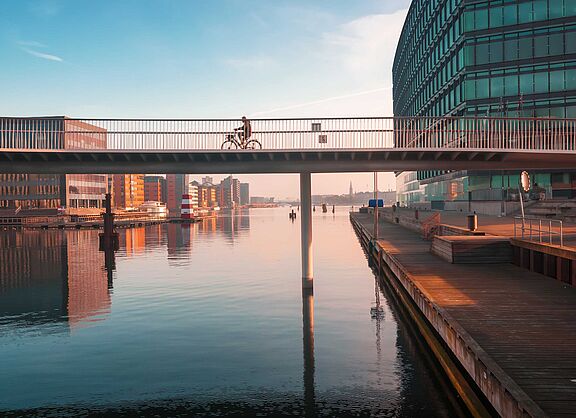 Brücke mit einer Fahrradfahrerin 