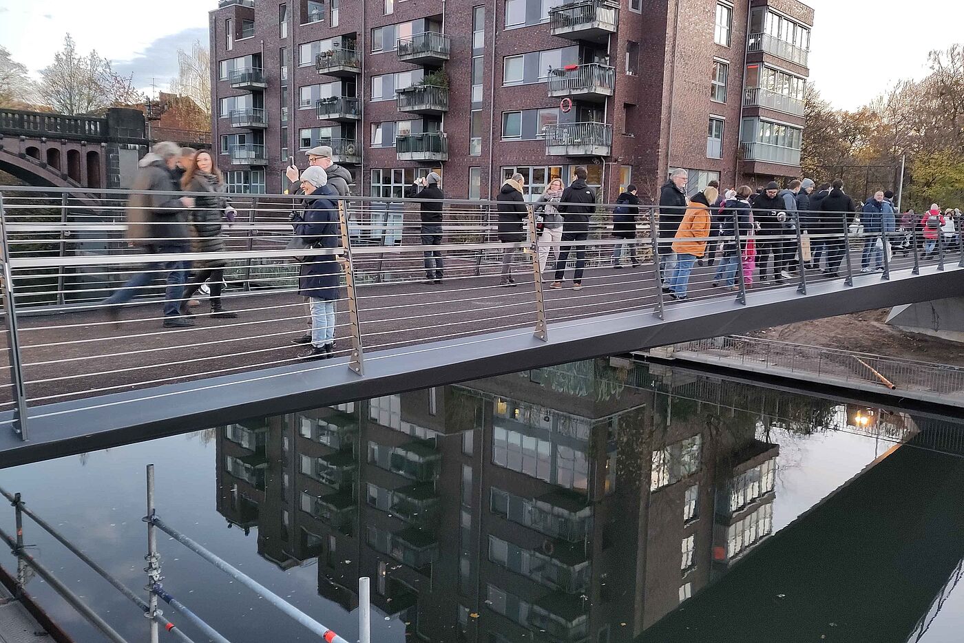 die ersten Besucher auf der neuen Brücke