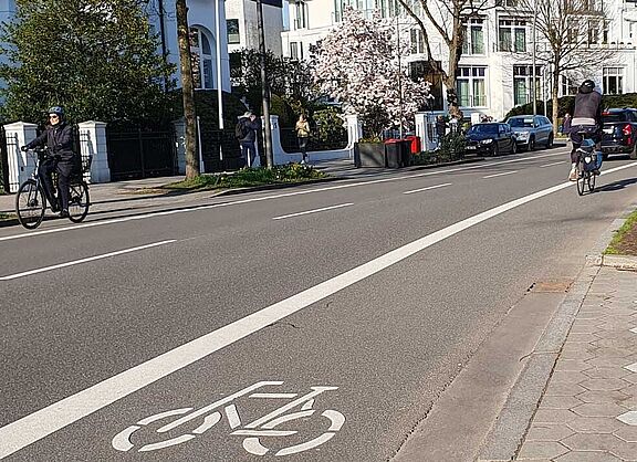 Radfahrstreifen auf beiden Seiten der Fahrbahn