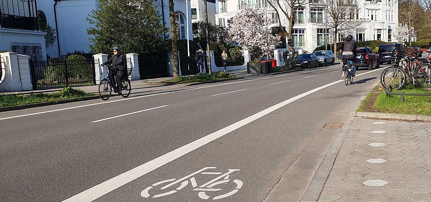 Radfahrstreifen auf beiden Seiten der Fahrbahn