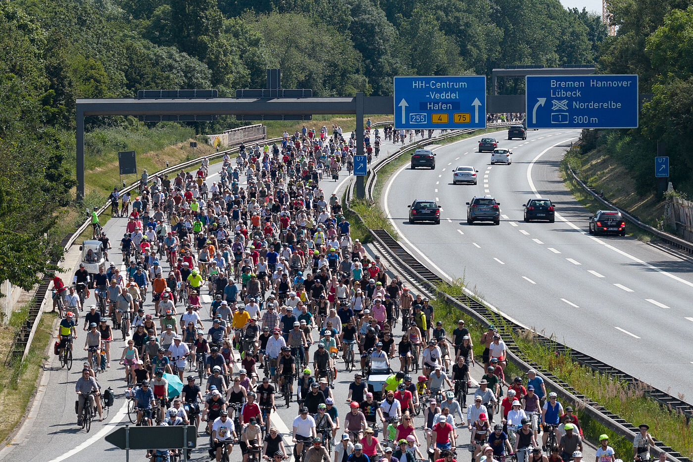 Radfahrende auf der Autobahn bei der Sternfahrt 2025 in Hamburg
