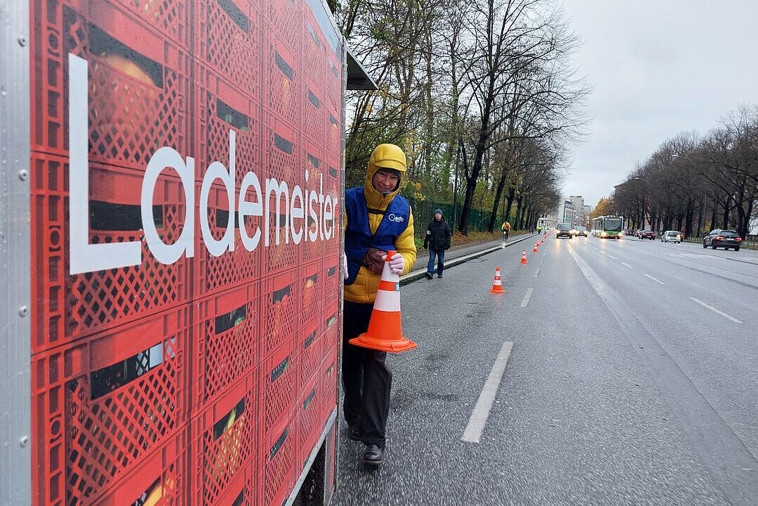 Aktive des ADFC stellen Absperrhütchen auf