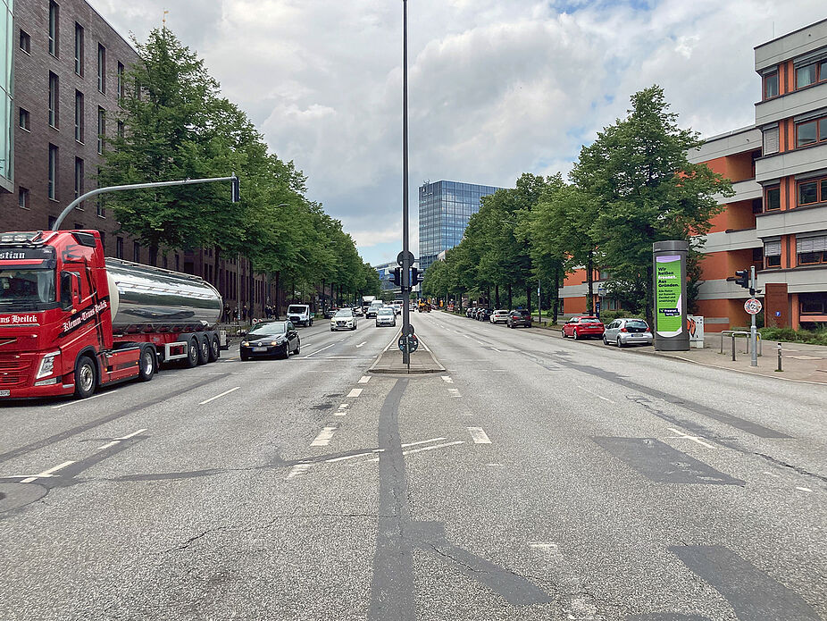 Straßenzug ehem. Ost-West-Straße: großzügige KFZ-Spuren Straßsenzug ehem. Ost-West-Str., großzügige KFZ-Spuren