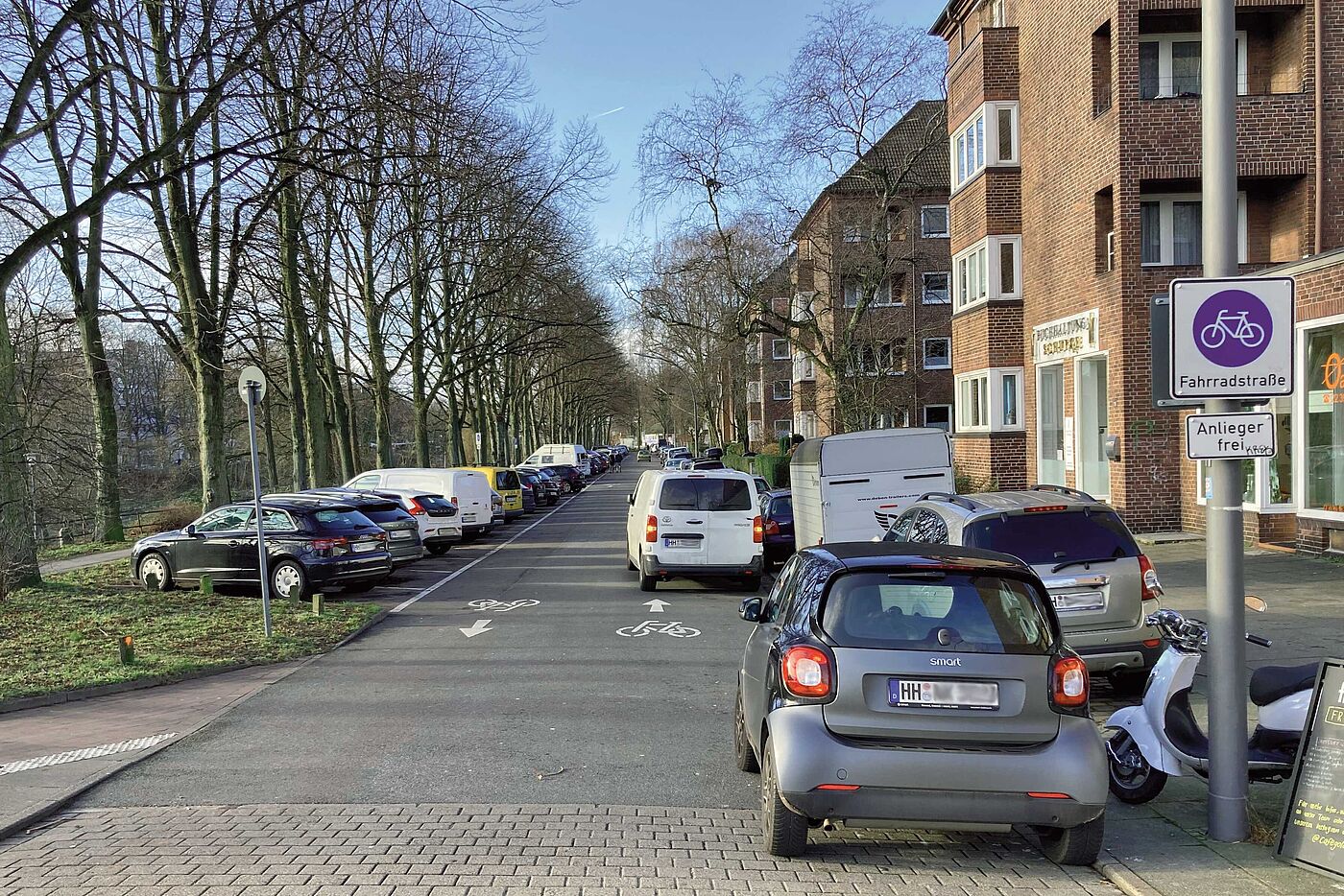 In der Hartwicusstraße in Barmbek geht's zwischen geparkten Autos entlang.