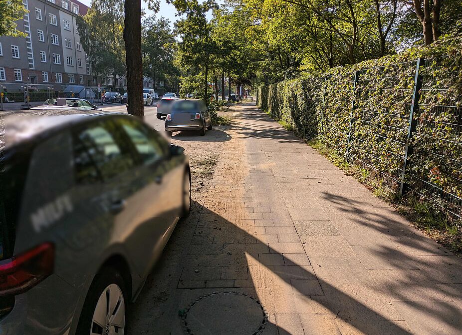 Barmbeker_Strasse_11.08.2025 Parkende Autos am Radweg machen diesen zur gefährlichen "Dooring"-Zone.