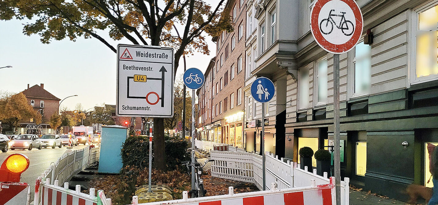 Eine Straßenbaustelle über Rad- und Fußweg, gesperrt für Radfahrende. gesperrter