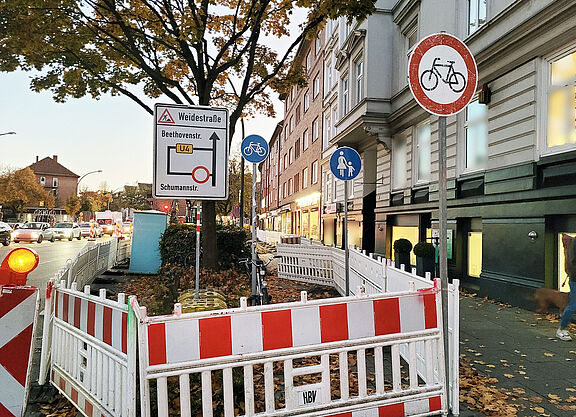 Eine Straßenbaustelle über Rad- und Fußweg, gesperrt für Radfahrende. gesperrter