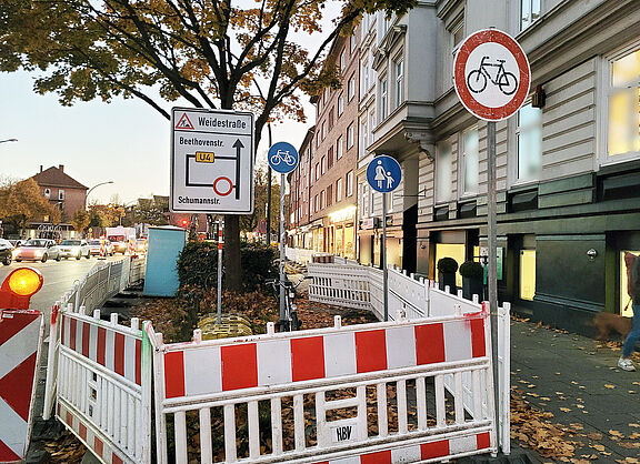 Eine Straßenbaustelle über Rad- und Fußweg, gesperrt für Radfahrende. gesperrter