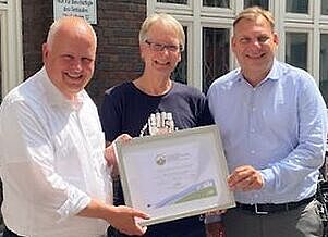 Jan Pörksen, Thomas Lütke (ADFC-Hamburg) und Volker Wiedemann mit dem Zeritfikat für Fahrradfreundliche Arbeitgeber in Gold.