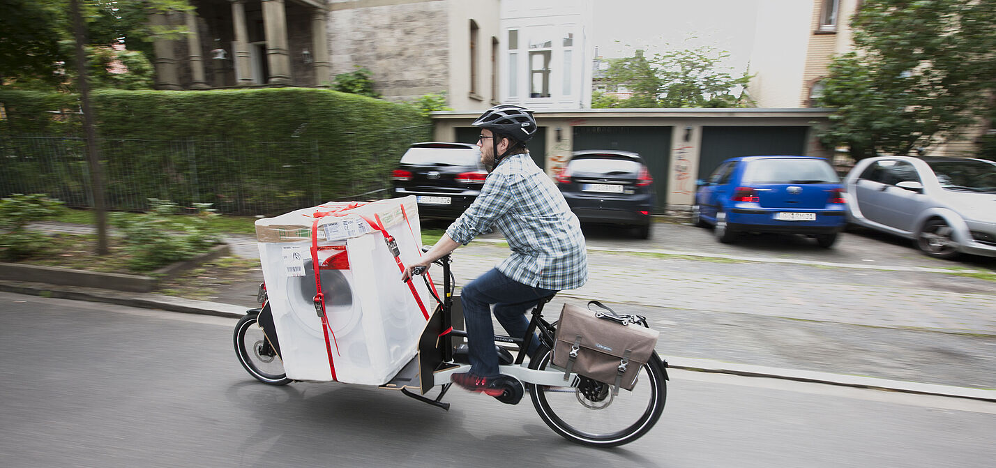 Mit einem Lastenrad lassen sich auch größere Gegenstände wie Wäschetrockner transportieren.